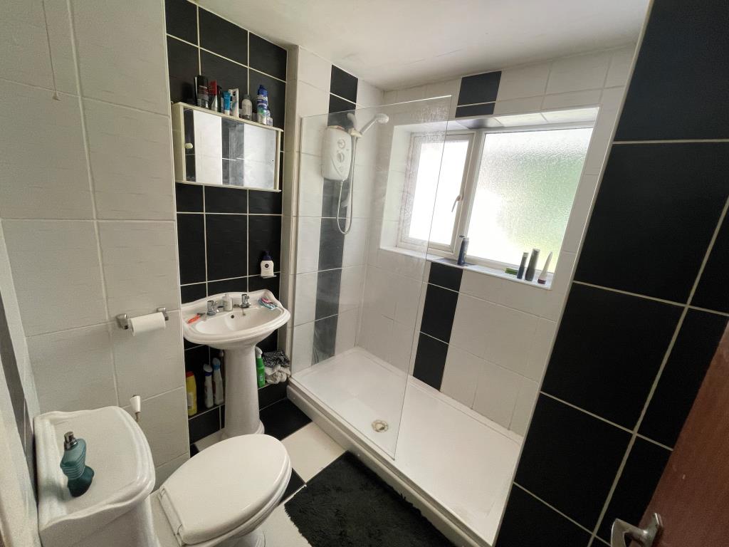 Lot: 104 - TWO-BEDROOM MAISONETTE WITH GARAGE - Shower room with W.C.